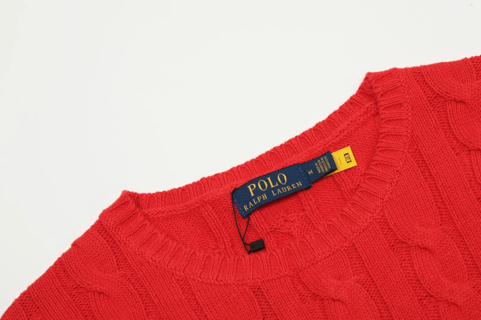 P220 Top quality" Style number: DS012# (not off the shelves all year round) [Ralph Lauren round neck solid color pony embroidered logo twist knitted sweater] ✅Ralph Lauren Ralph Lauren classic basic versatile unisex knitted pullover round neck sweater ✅Main supplier platform live broadcast Wholesale entity Replenish when out of stock Not off the shelf ✅ZP quality 1:1 version Scan the code to enter the GF website Counter quality ✅Detailed quality is the only one in Guangzhou Imported quality cotton yarn, focusing on high-end, cost-effective, good quality needless to say ✅The version is restored to the original order, the maximum size can be worn up to 190 pounds, loose, comfortable and stress-free ✅The upper body is simple and easy to match, ootd must-have style, good-looking clothes are never picky, a must-have in couples' wardrobes.